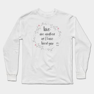 "Love one another as I have loved you" in black letters + wreath with hearts - Christian Bible Verse Long Sleeve T-Shirt